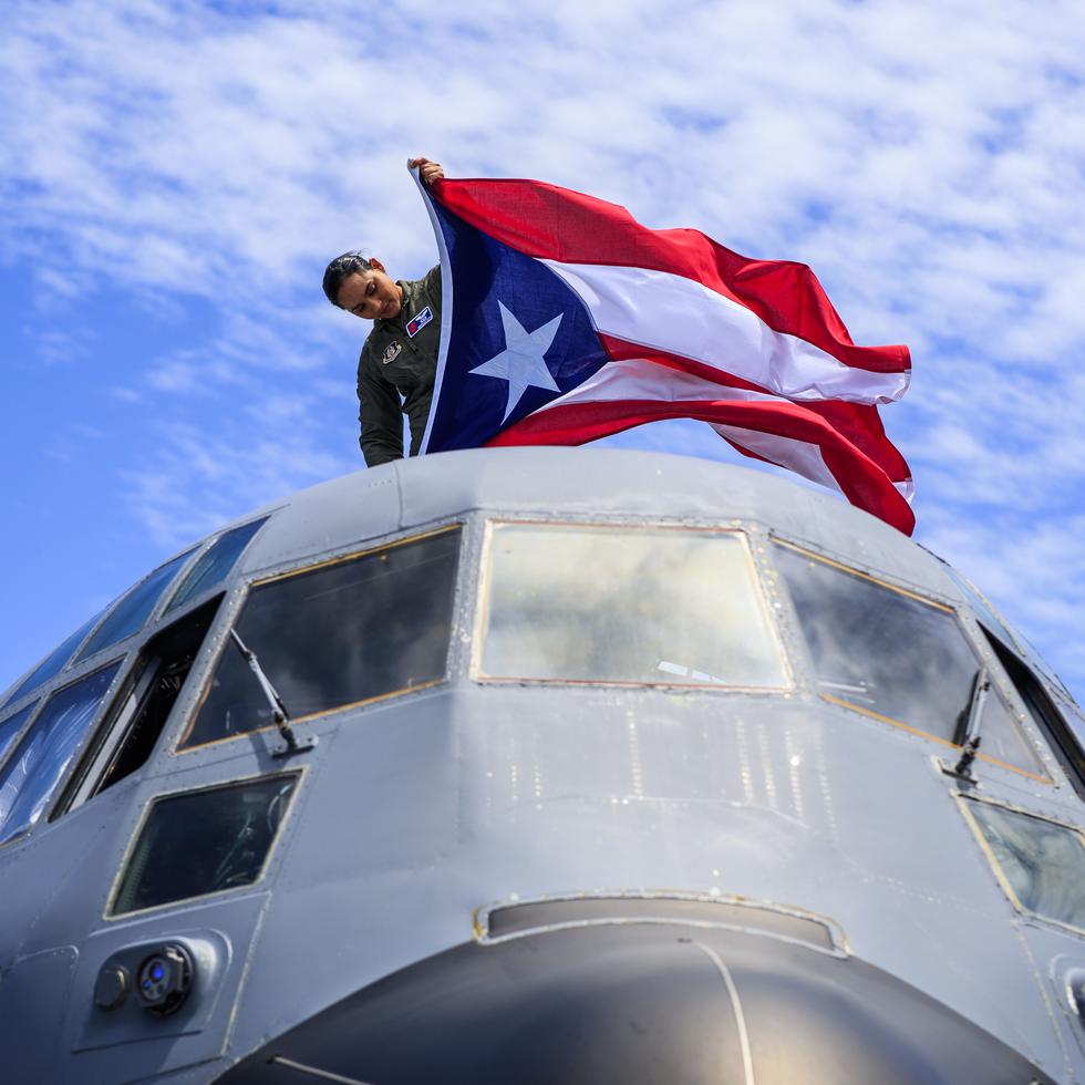 En la foto, la primera mujer puertorriqueña en ser parte de la tripulación de un avión cazahuracanes, la teniente Amaryllis Cotto Pérez, quien recibirá el avión en Puerto Rico.
