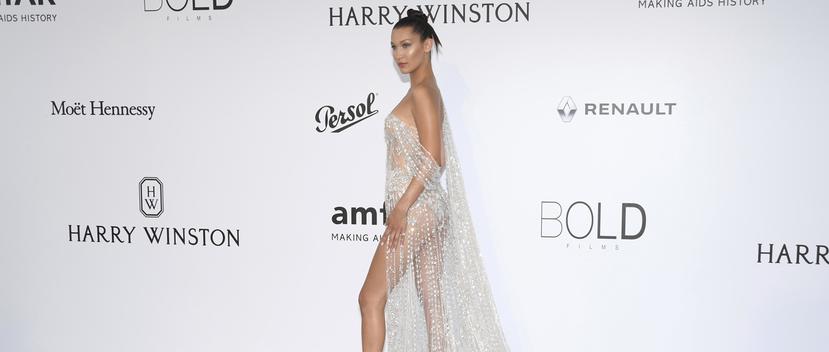 Bella Hadid deslumbró en la gala con un vestido transparente de Ralph & Russo. (AP)