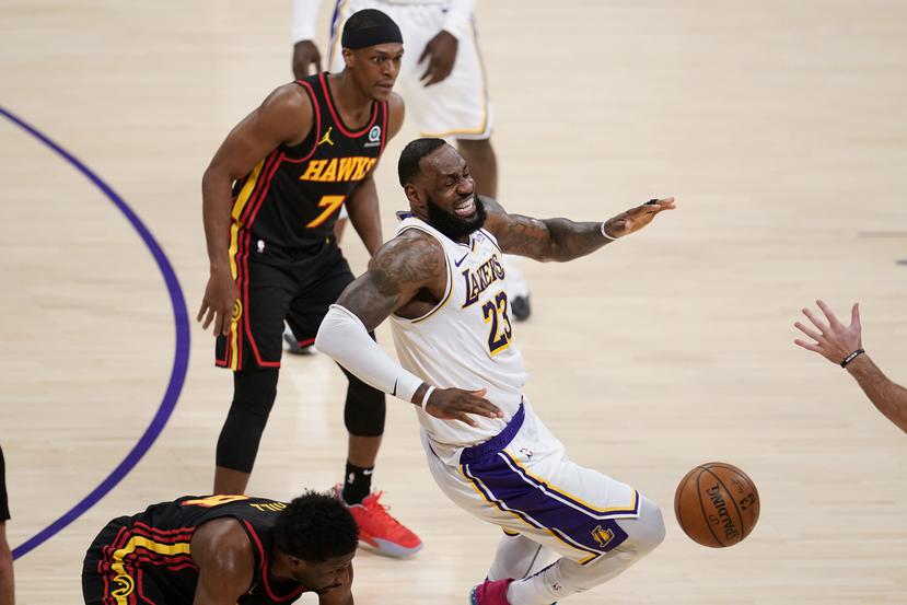 Reacción de LeBron James al torcerse el tobillo derecho durante la primera mitad del encuentro entre los Lakers y los Hawks el mes pasado.