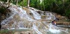 La catarata tropical Dunn' s River Falls, en Jamaica, tiene aguas fres-cas que descienden de una colina por una “escalinata” natural de 600 pies de largo.