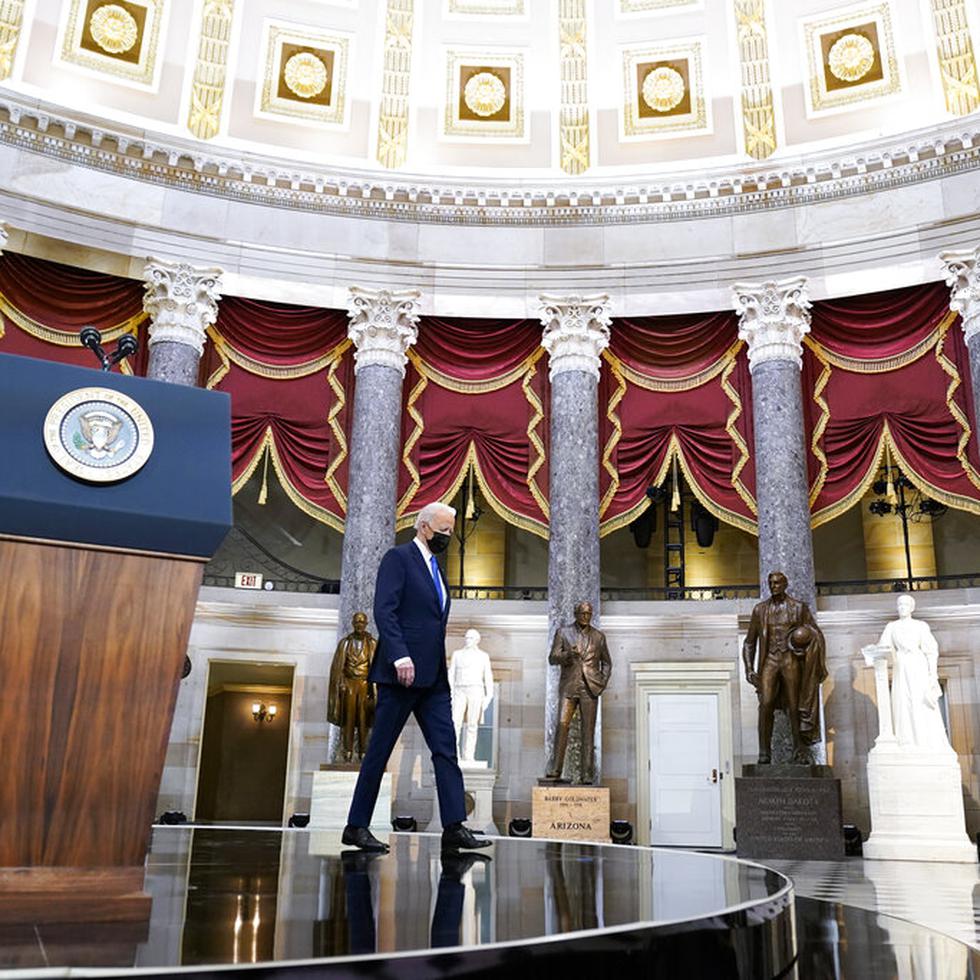 El presidente Joe Biden llega para hablar desde Statuary Hall en el Capitolio de los Estados Unidos para conmemorar el primer aniversario del motín del 6 de enero del 2021.