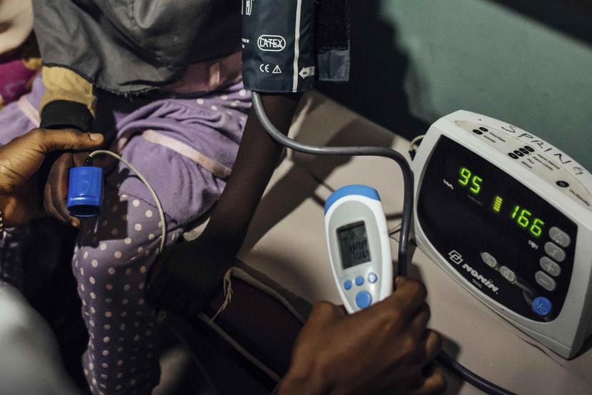 Revisión de un paciente con un oxímetro de pulso en un hospital de Kano, Nigeria, el 25 de julio de 2019. (Nwakalor Kenechukwu/The New York Times)