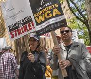 Los actores y comediantes Tina Fey, al centro, y Fred Armisen, a la derecha, se unieron a miembros en huelga del Sindicato de Guionistas de Estados Unidos durante un mitin frente a Silvercup Studios, el martes 9 de mayo de 2023, en Nueva York.
