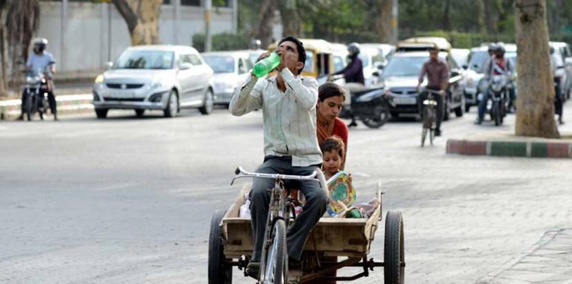 La mayoría de las víctimas mortales en India se encontraban en la calle durante las horas más calurosas del día y muchos de ellos eran jornaleros que murieron deshidratados. (AFP)