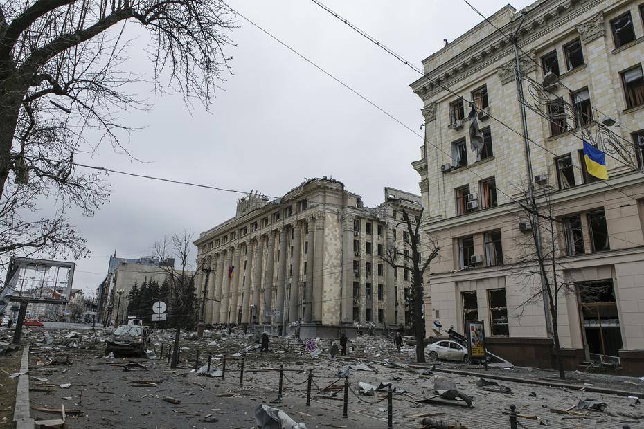 Vista de la plaza central tras el bombardeo del edificio del Ayuntamiento en Kharkiv, Ucrania, el martes 1 de marzo de 2022. 