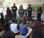 La primera dama estadounidense Jill Biden, al centro, se reúne con jóvenes el sábado 25 de febrero de 2023, en el colectivo Village Creative, en Nairobi, Kenia.