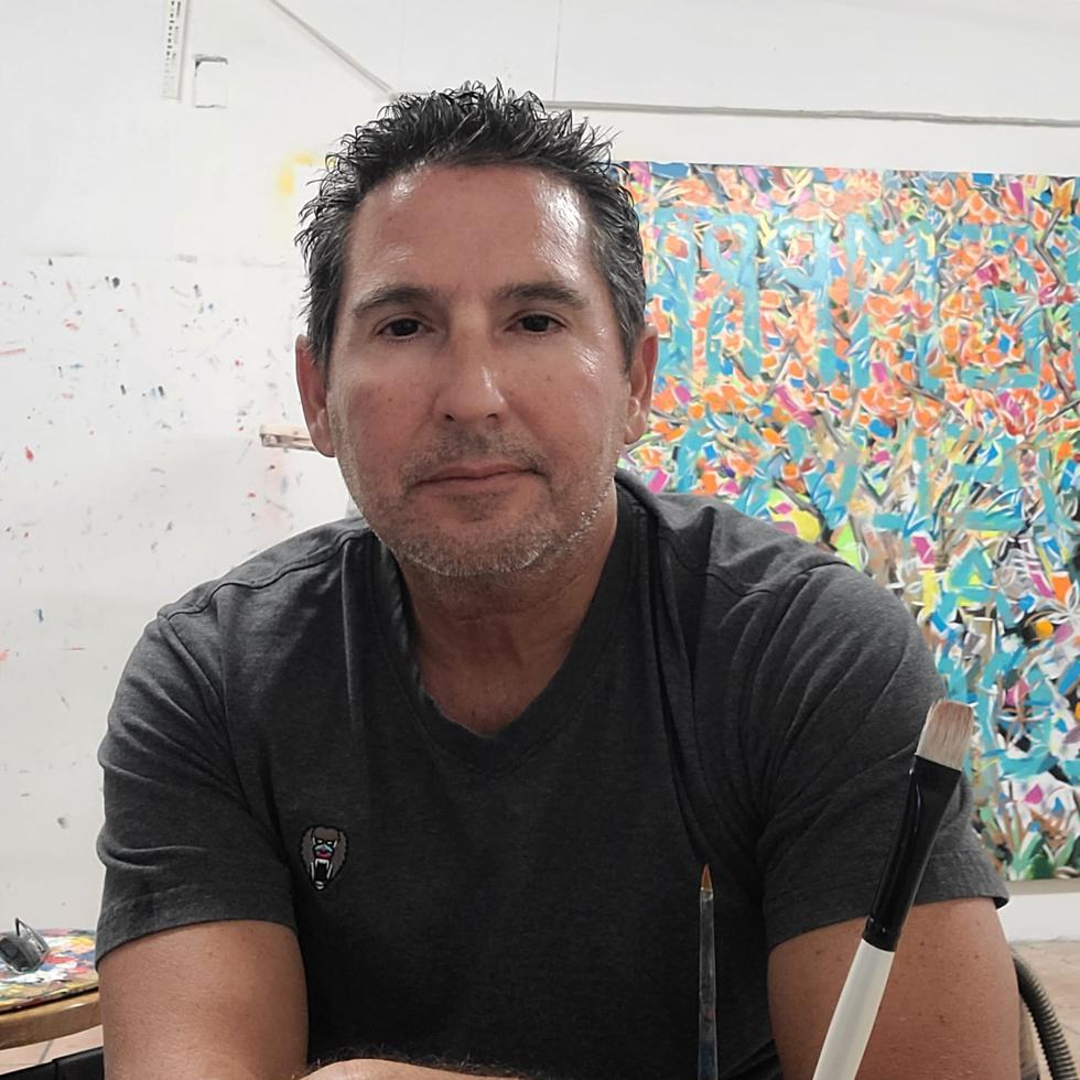 El artista plástico Rafi Moreno, creador de la obra "Setenta".