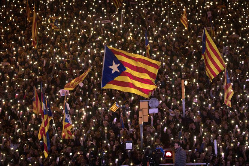 Manifestantes piden que se deje en libertad a los dirigentes encarcelados que desean la secesión de Cataluña este sábado. (AP)