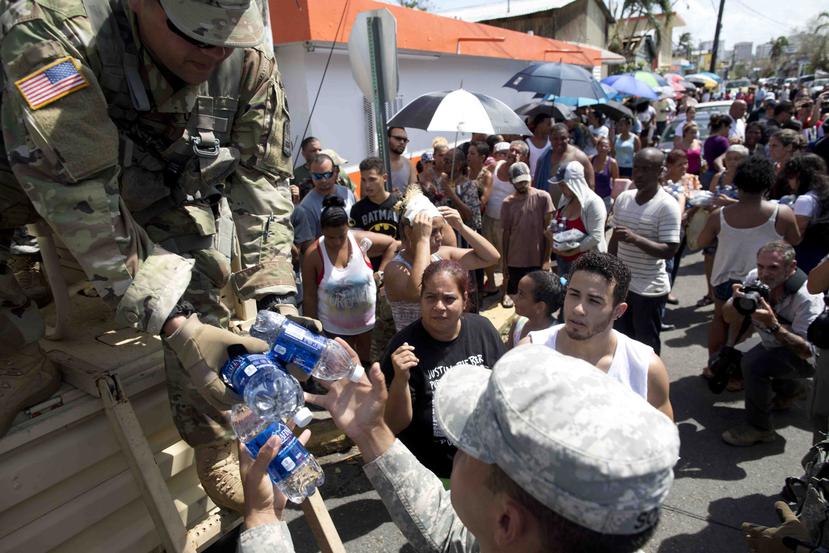 Ciudadanos en Barrio Obrero se acercan a efectivos de la Guardia Nacional para recibir suministros.