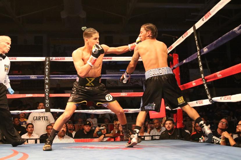 Xander Zayas conecta una izquierda frente a Marklin Bailey durante el combate. (Marcos Mejías/ PR Best Boxing)