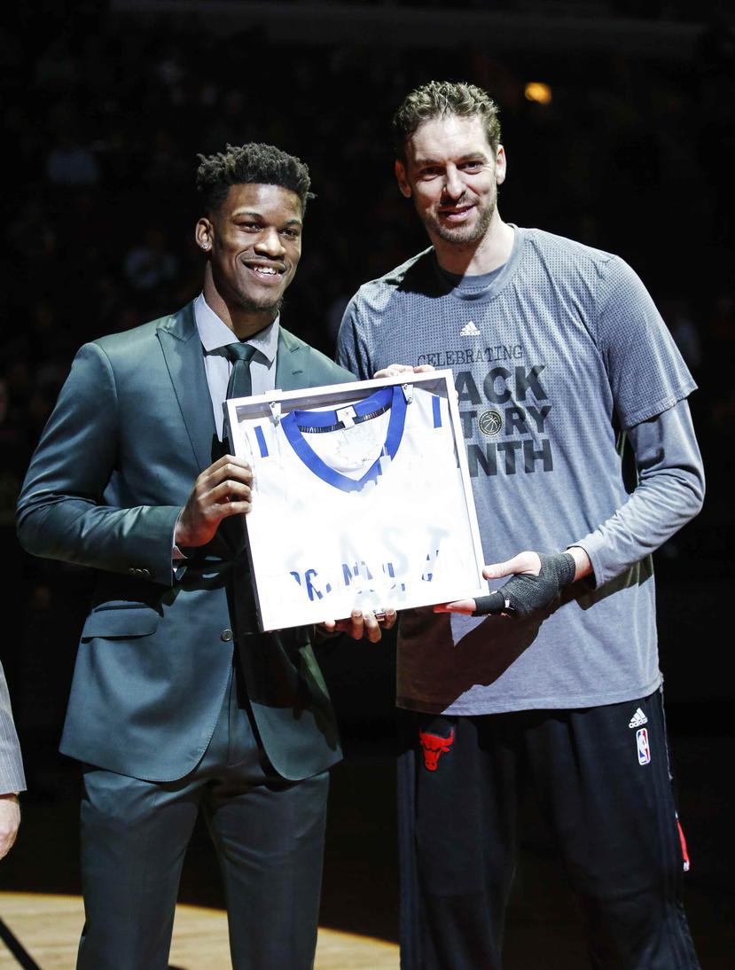El jugador lesionado de Bulls Jimmy Butler  y el central Pau Gasol posan con una camiseta del Juego de las Estrellas de la Conferencia Este.