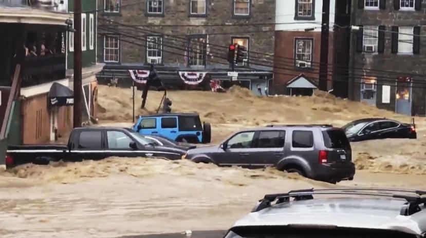 Una inundación recorre la avenida principal de Ellicott City, Maryland, el domingo 27 de mayo de 2018. (AP)