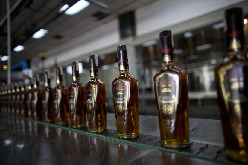 Botellas del ron Santa Teresa "Gran Reserva" se mueven en la línea de la fábrica situada en La Victoria, en el estado de Aragua.