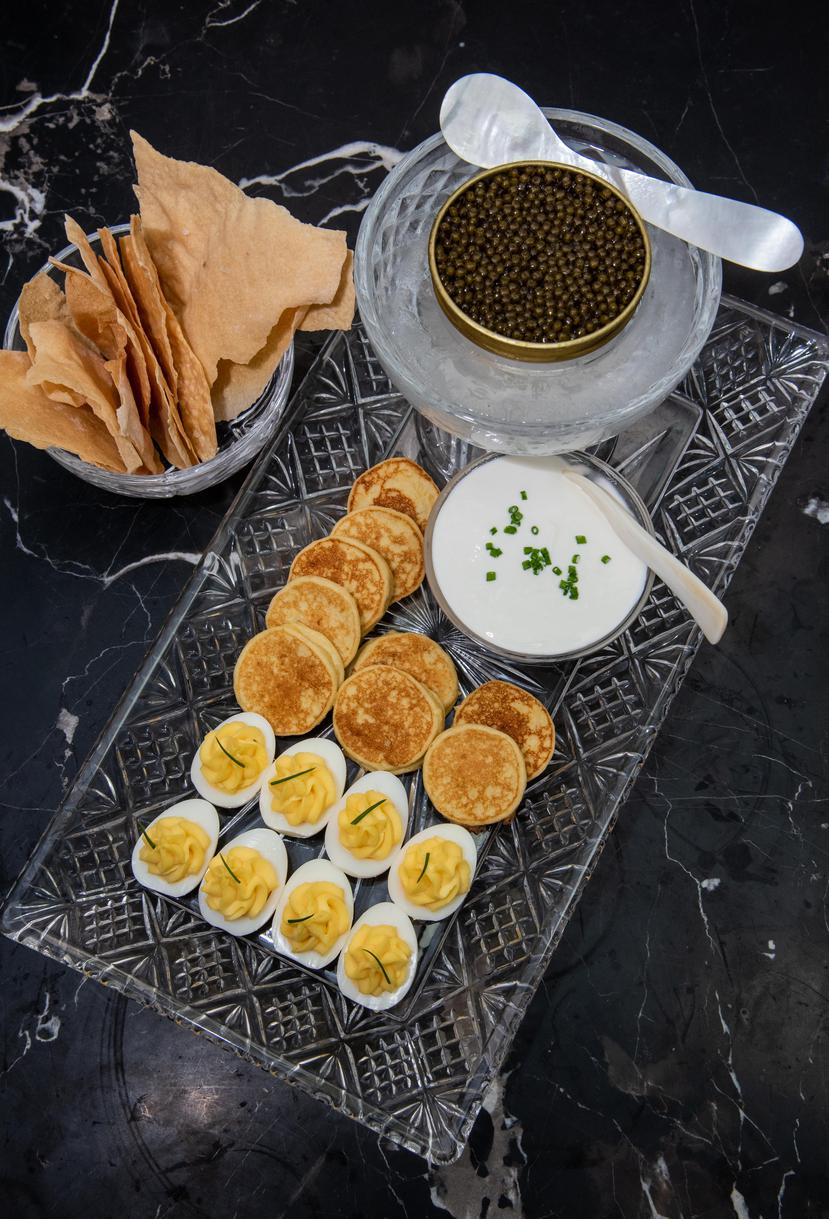 Caviar tradicional con huevos de codorniz endiablados (deviled eggs), blinis de papa, crema fresca de Pío-Pío (Pío-Pío Creme Fraiche), y chips de sourdought (masa fermentada).