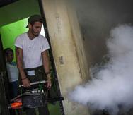 Una brigada de las Fuerzas Armadas Revolucionarias Cubanas(FAR) visita el sector El Vedado para fumigar contra el zika.