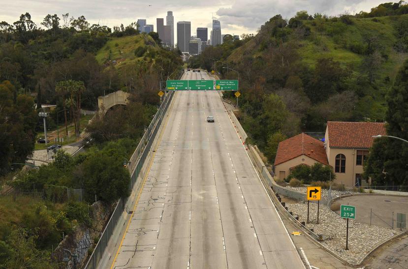 Imagen de la autopista 110 Harbor hacia Los Angeles el 20 de marzo de 2020. (AP)