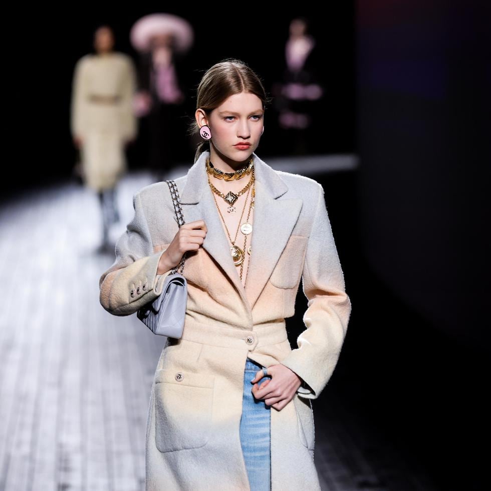 Los modelos presentan creaciones de la colección de ropa de mujer otoño-invierno 2024 de Chanel durante la Semana de la Moda de París.