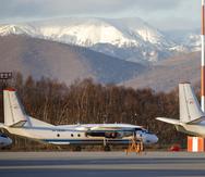 Un avión Antonov An-26 con el mismo número de matrícula #RA-26085 que el avión desaparecido, estacionado en el aeropuerto de Elizovo, a las afueras de Petropavlovsk-Kamchatsky, Rusia.