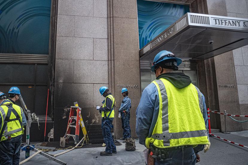Autoridades atienden un fuego en la emblemática tienda Tiffany en Nueva York.