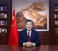 En esta fotografía publicada por la agencia noticiosa Xinhua, el presidente chino Xi Jinping pronuncia un mensaje de Año Nuevo, el sábado 31 de diciembre de 2022, en Beijing. (Ju Peng/Xinhua vía AP)
