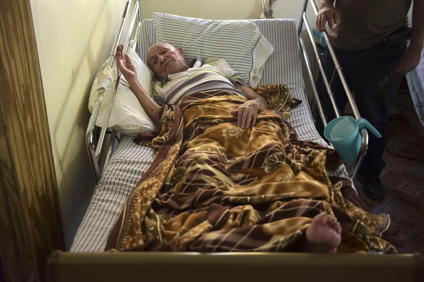 Antonio Morales, un veterano de la Segunda Guerra Mundial de 93 años, descansa en una casa de concreto de una única planta y sin agua corriente en Corozal. (AP)