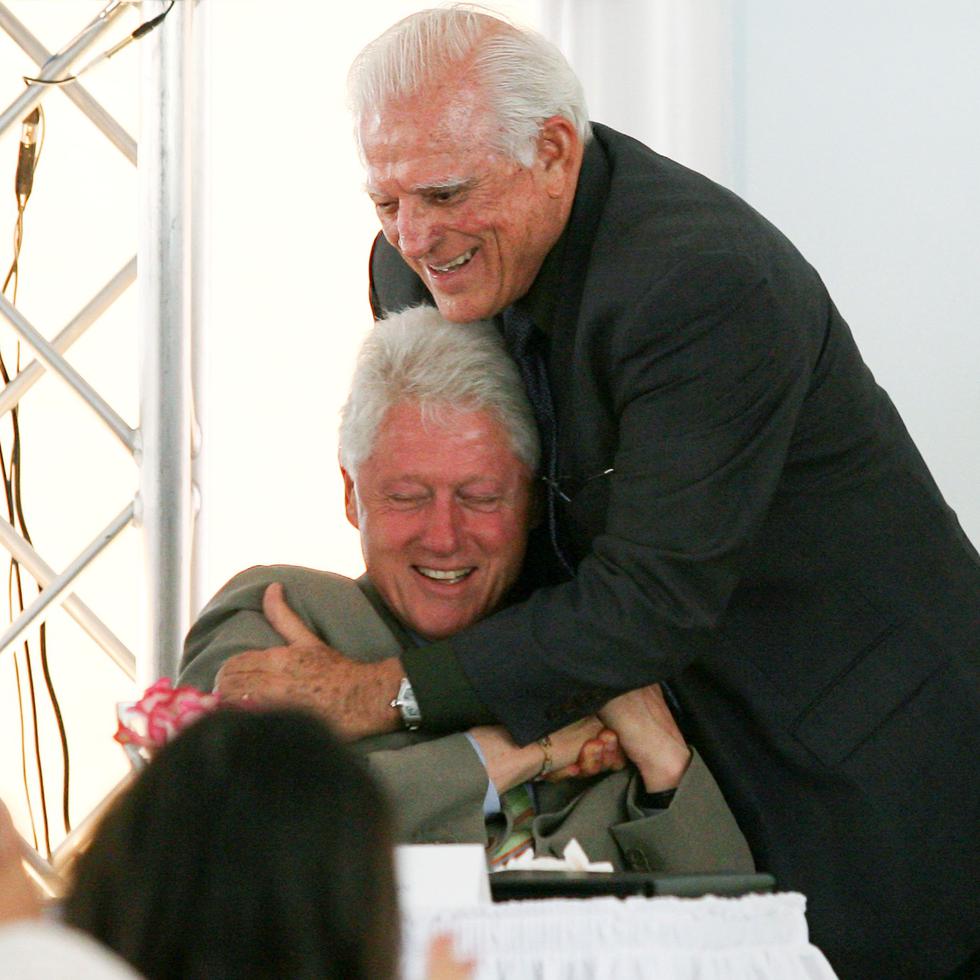 El expresidente Bill Clinton y el exgobernador Carlos Romero Barceló.