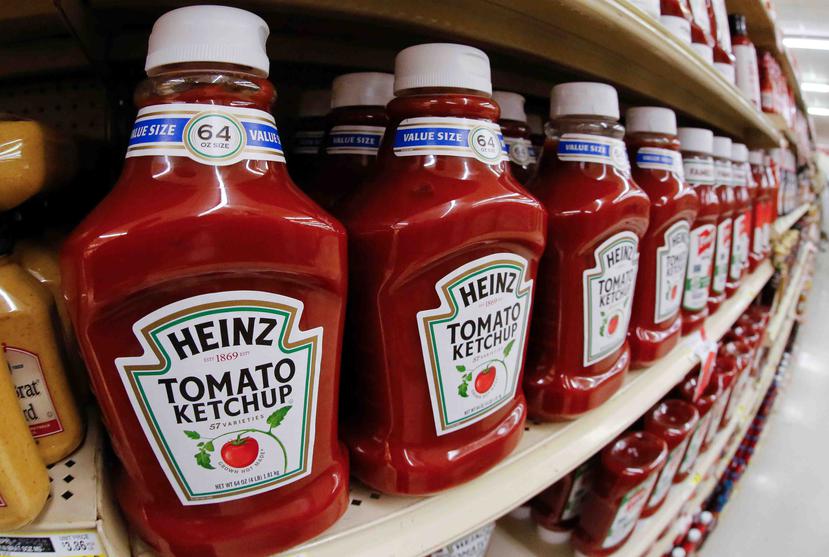 Botellas de salsa de tomate Heinz en el estante de un supermercado en Pittsburgh. (AP)