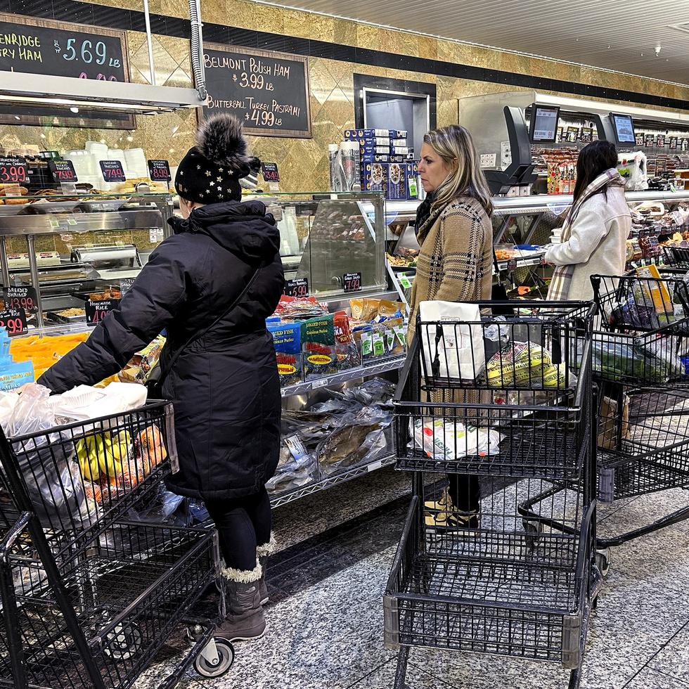 Vista de clientes en una tienda de abarrotes en Wheeling, Illinois, EEUU, 19 de enero de 2024. El Departamento de Comercio informó el viernes 26 de enero de 2024 los precios al consumidor aumentaron 0,2% de noviembre a diciembre. (AP Foto/Nam Y. Huh)