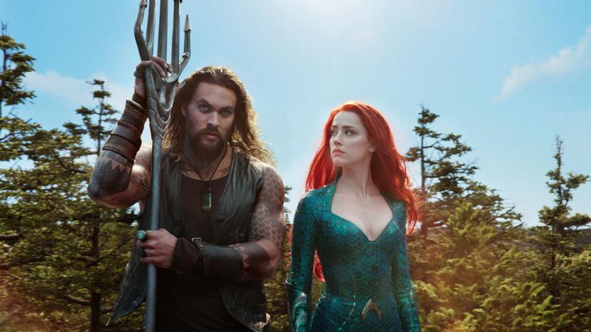 Esta imagen publicada por Warner Bros. Pictures muestra a Jason Momoa, a la izquierda, y Amber Heard, en una escena de "Aquaman". (AP)
