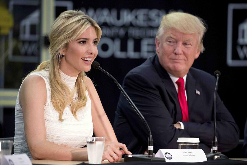 Ivanka Trump junto a su padre, Donald Trump. (AP)