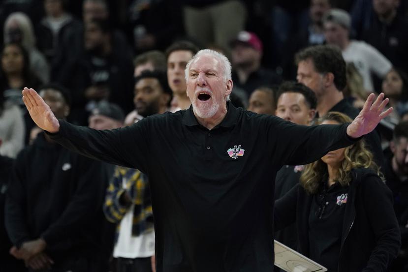 El dirigente Gregg Popovich reacciona durante una jugada en el partido entre los Spurs de San Antonio y el Jazz de Utah.