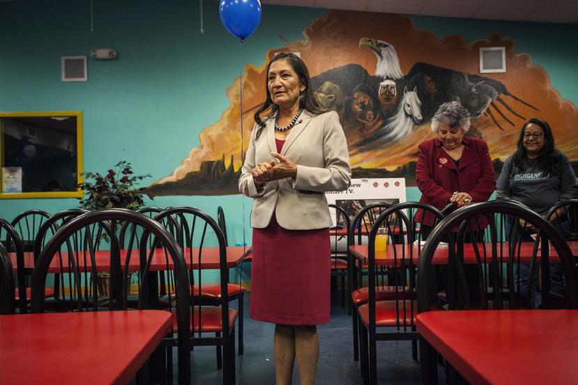 Deb Haaland, una de las primera mujeres nativa americana electa al Congreso. Ganó en Nuevo México. (AP)