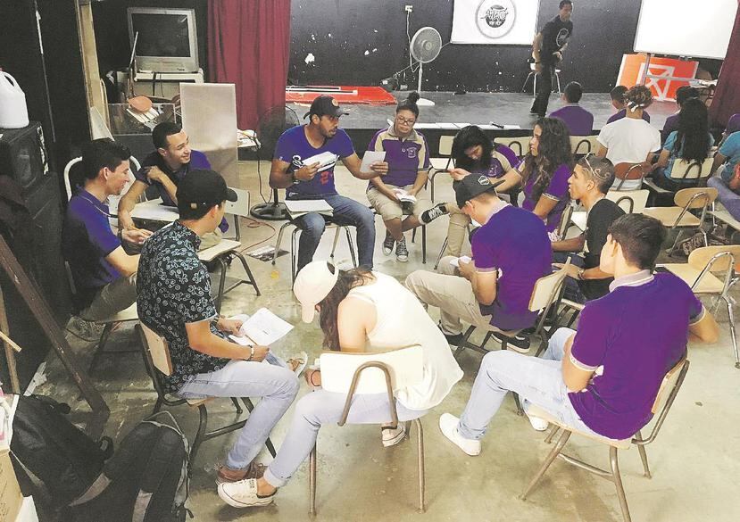 El rapero Negro González ofrece un taller de escritura para rap a estudiantes de escuela superior. (Suministrada)