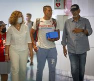 A su llegada al aeropuerto, Ayden Owens-Delerme fue escoltado por la presidenta del Copur, Sara Rosario, y por el presidente de la Federación de Atletismo de Puerto Rico, qiuen también hizo el viaje de regreso a la isla desde Oregón.