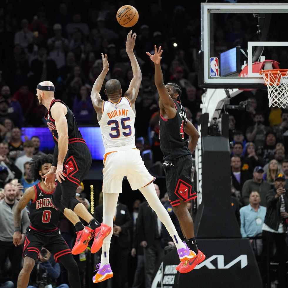 Kevin Durant (35), de los Suns de Phoenix, dispara el tiro ganador mientras Patrick Williams, derecha, intenta defender su canasta.