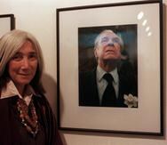 Fotografía de archivo, tomada en diciembre de 1998, en la que se registró a la escritora y traductora argentina María Kodama, viuda del célebre escritor argentino Jorge Luis Borges, al asistir a la exposición "Tributo a Borges", en el Círculo de Bellas Artes, en Madrid.