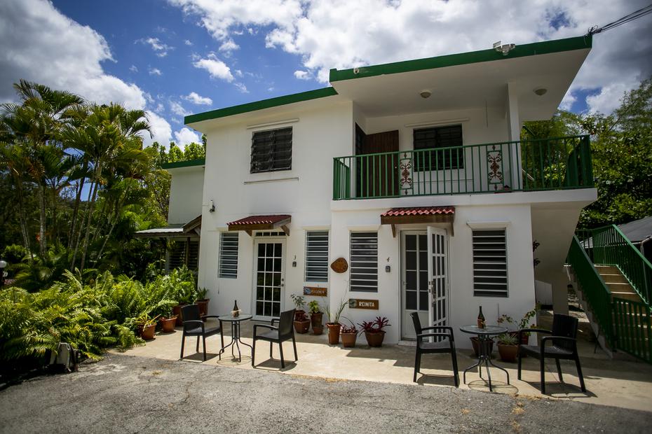 La Hacienda cuenta con seis habitaciones para alquiler a corto plazo a través de la plataforma Airbnb, con nombres de pájaros como Pitirre, Picaflor, Reinita, Ruiseñor y Turpial.