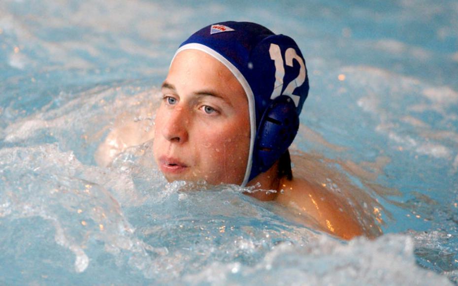 El príncipe William debuta en el polo acuático en 2004. (AP)