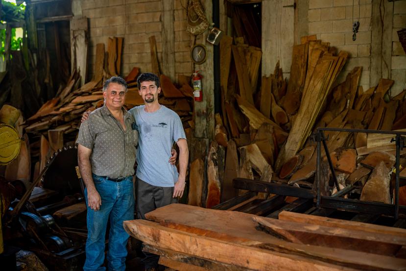 Javier Fernando Otero Ramos (derecha), junto a su padre, Fernando Otero, quien en el 1977 construyó la zapata de una empresa que ofrece nueva vida a cientos de árboles que pudieron acabar en vertederos.