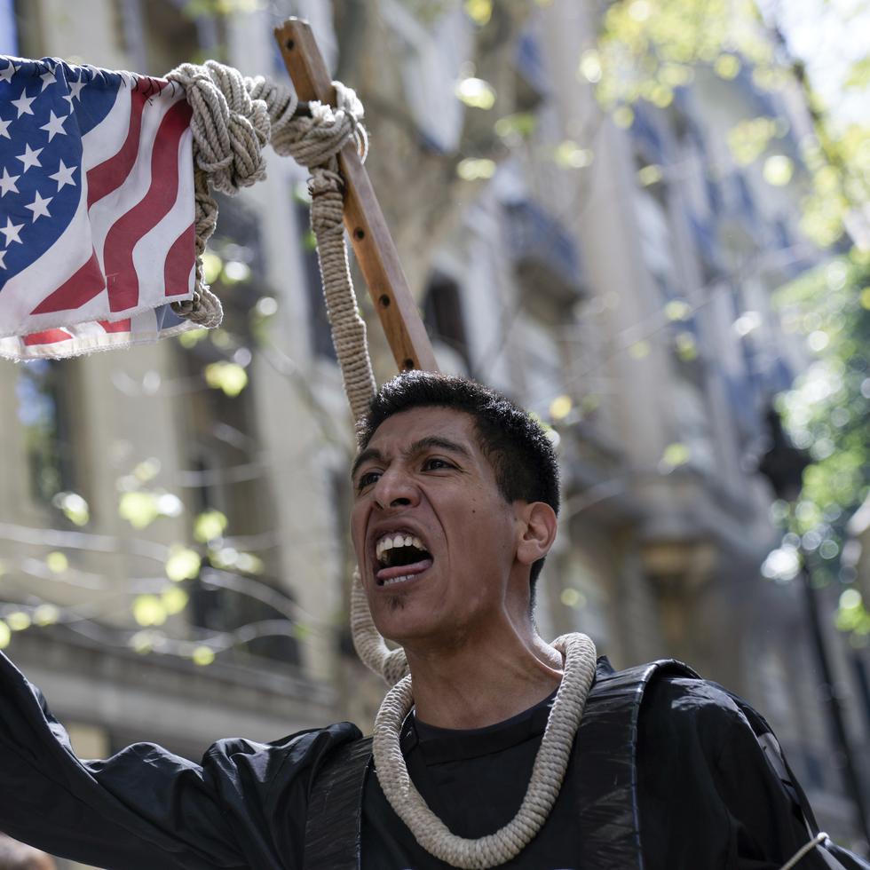 Un manifestante porta una soga con el motivo de la bandera estadounidense durante una marcha hacia el Congreso como parte de una huelga nacional en rechazo a las reformas económicas y laborales propuestas por el presidente argentino Javier Milei en Buenos Aires, Argentina.