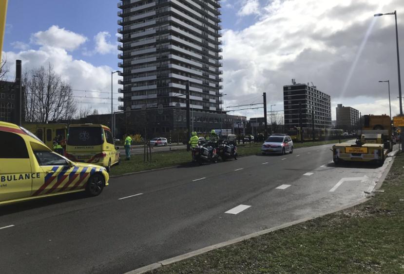 Servicios de emergencia acuden a la escena de una balacera en Utrecht, Holanda. (AP)