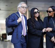 La viuda de Kobe Bryant, Vanessa Bryant, al centro es flanqueada por su abogado Luis Li (L), y su amiga, Sydney Leroux, en su comparecencia a un tribunal en Los Ángeles.