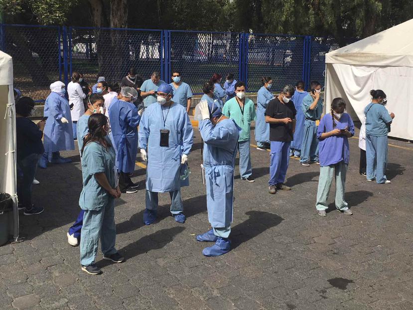 El personal de un hospital en Ciudad de México sale a la calle tras el terremoto. (AP)
