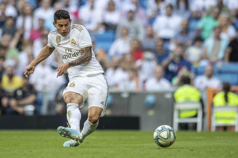 James Rodríguez anota el cuarto gol del Real Madrid en la victoria 4-2 ante Granada en la Liga española. (AP)
