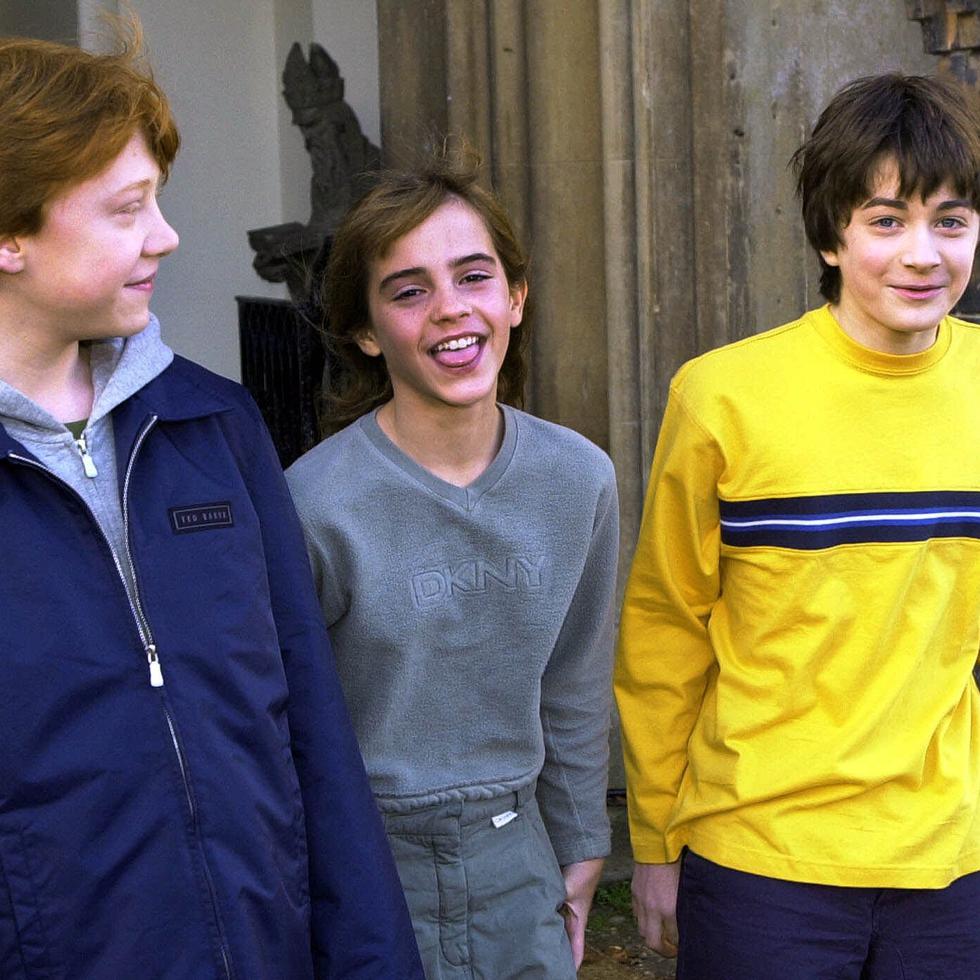 Rupert Grint, Emma Watson y Daniel Radcliffe, en una foto tomada en Londres  el 6 de noviembre de 2001, diez días antes del estreno mundial de la cinta "Harry Potter and the Sorcerer's Stone".  (AP Photo/Adam Butler)