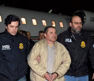 Joaquín "El Chapo" Guzmán durante su traslado de México a Estados Unidos. (AP)