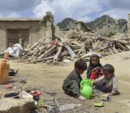 Las niñas Rahmina y Shazmina quedaron huérfanas. De tan solo 7 y 5 años de edad, 16 de sus familiares se hallan entre los más de mil muertos por el sismo en Afganistán.