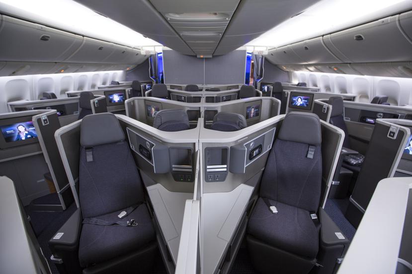El Boeing 777-2 ofrece 37 asientos en la Clase Ejecutiva (sobre estas líneas) y 236 en la Cabina Principal.