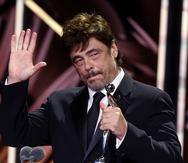 El actor Benicio del Toro reacciona al recibir el premio Platino de Honor durante los Premios Platino de cine iberoamericano en  Madrid, España, el sábado 22 de abril de 2023. (Eduardo Parra/Europa Press vía AP) **SPAIN OUT**