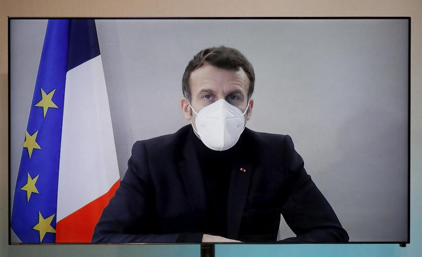 Esta fotografía muestra al presidente francés Emmanuel Macron en una pantalla del Ministerio de Exteriores, en París, durante una videoconferencia el jueves 17 de diciembre de 2020.